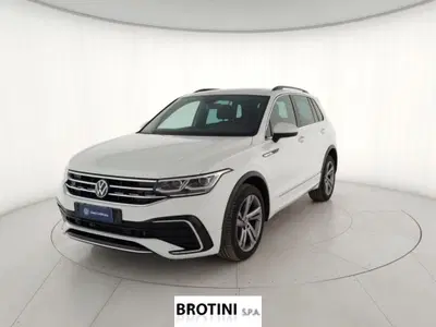 Volkswagen Tiguan Allspace 2.0 TDI SCR DSG 4MOTION R-Line del 2023 usata a Massa