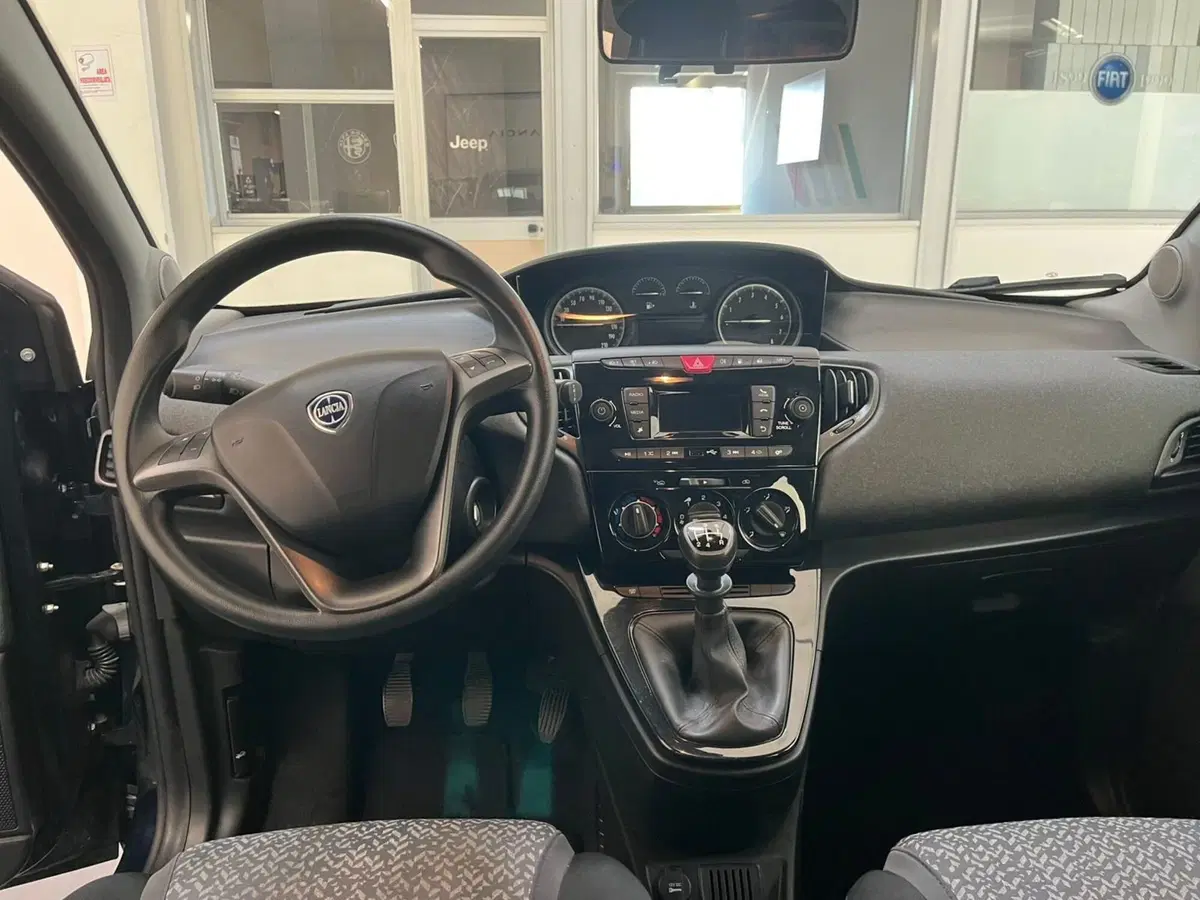 Lancia Ypsilon usata a Lucca (11)