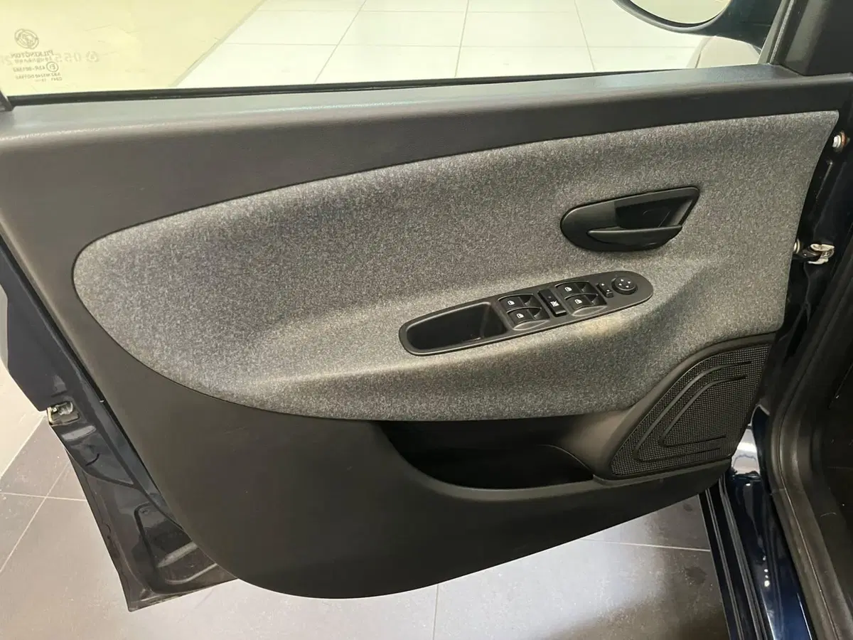 Lancia Ypsilon usata a Lucca (8)
