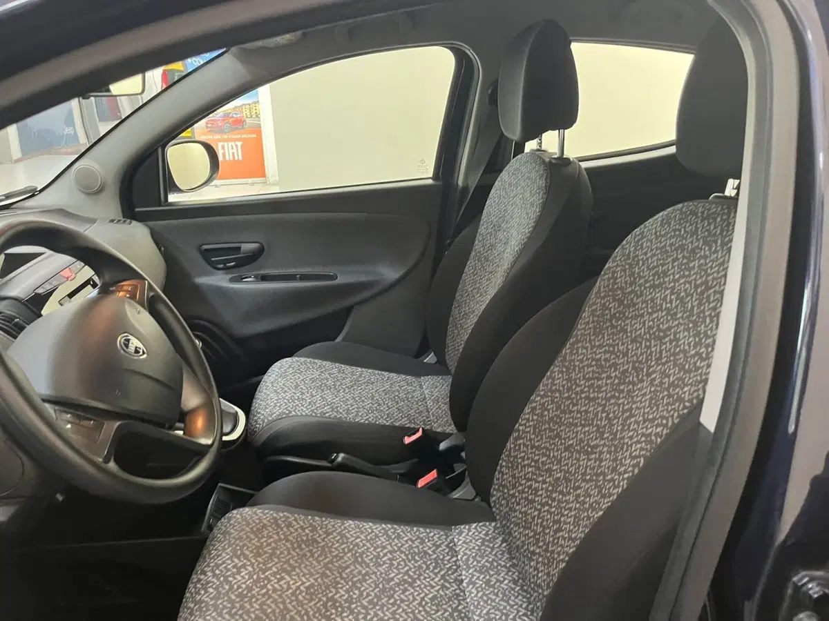 Lancia Ypsilon usata a Lucca (9)