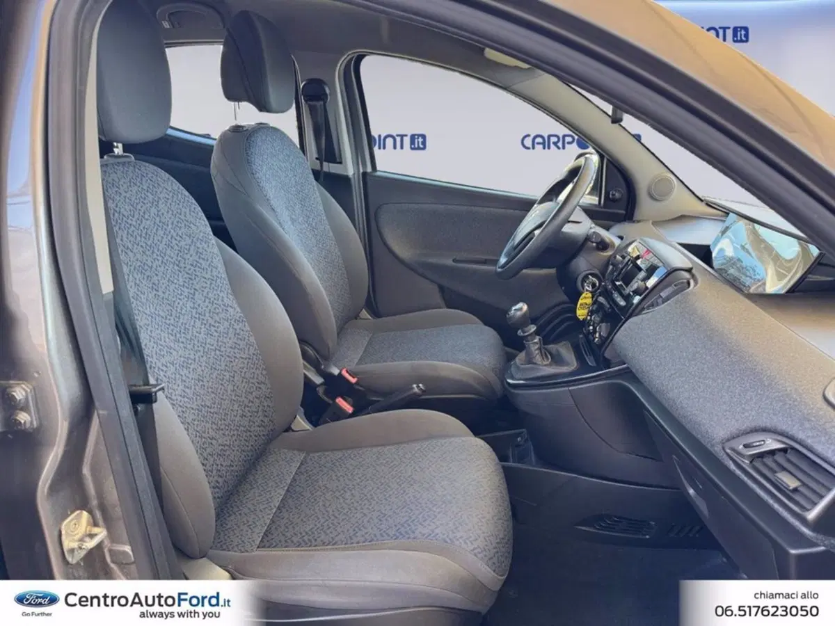 Lancia Ypsilon usata a Roma (15)