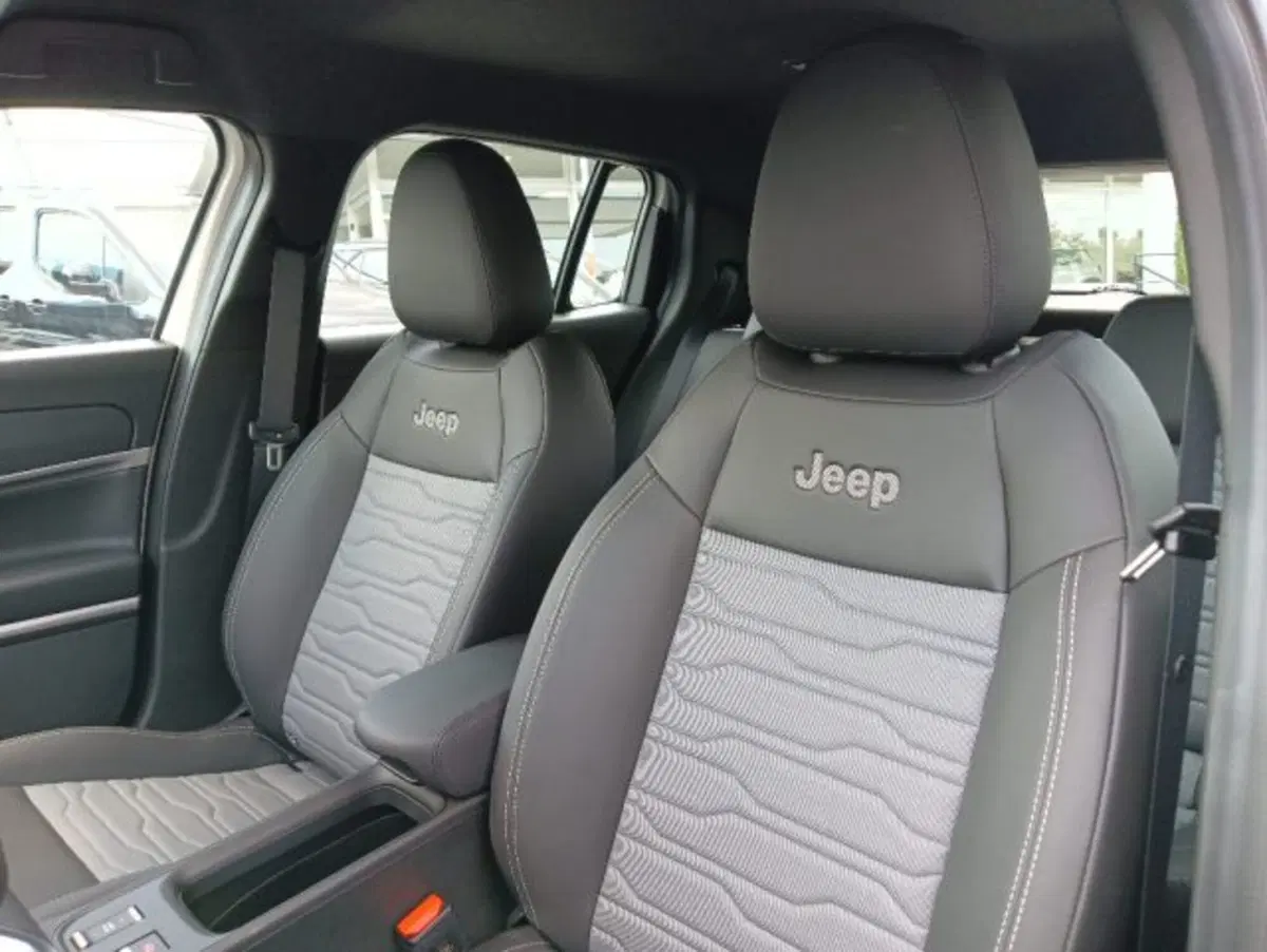 Jeep Avenger nuova a Brescia (18)