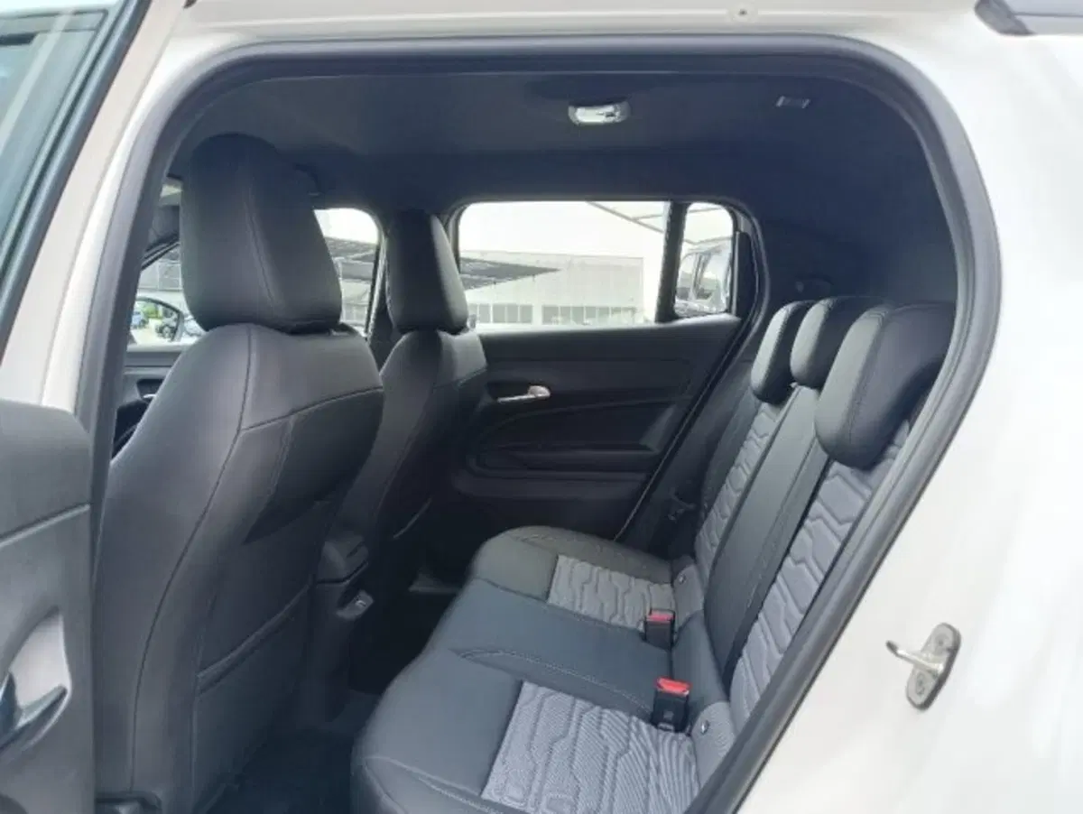 Jeep Avenger nuova a Brescia (19)