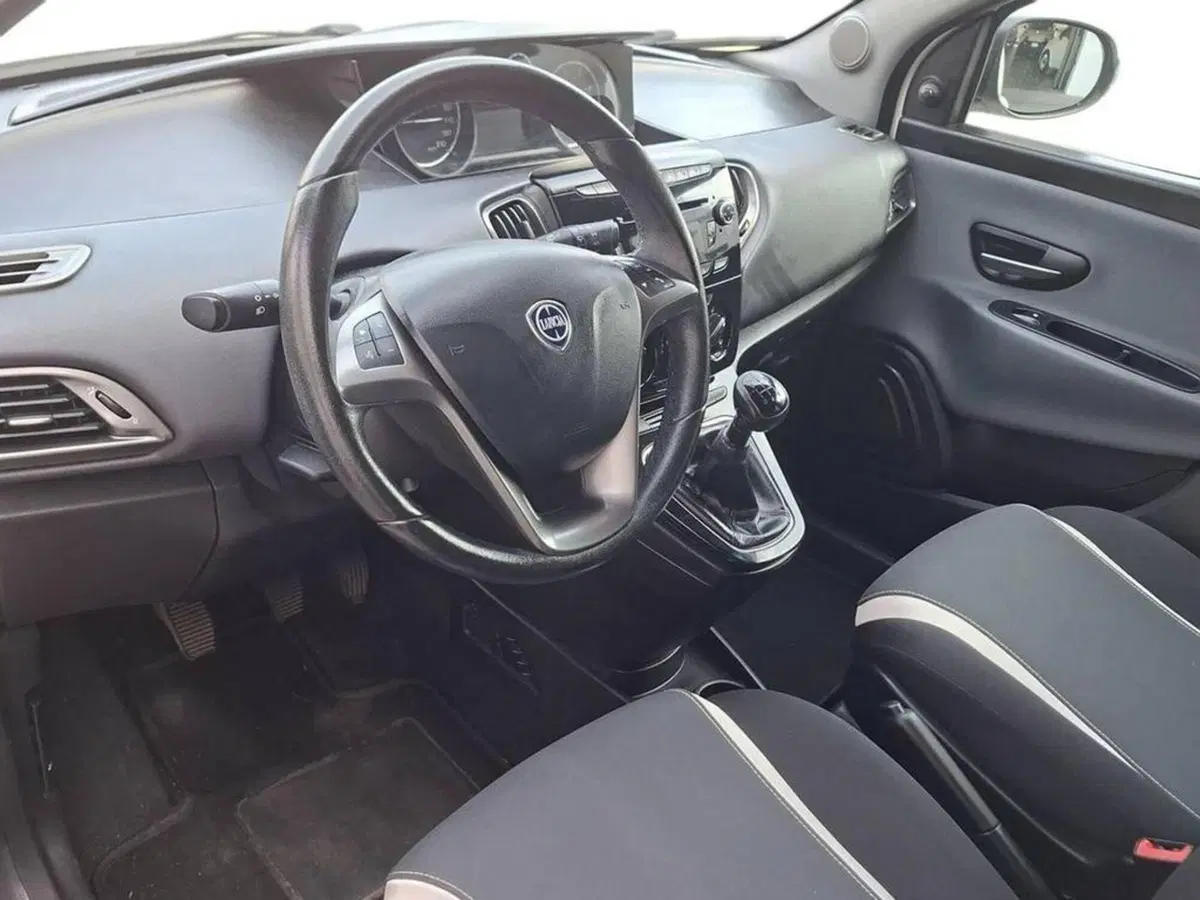 Lancia Ypsilon usata a Torino (11)