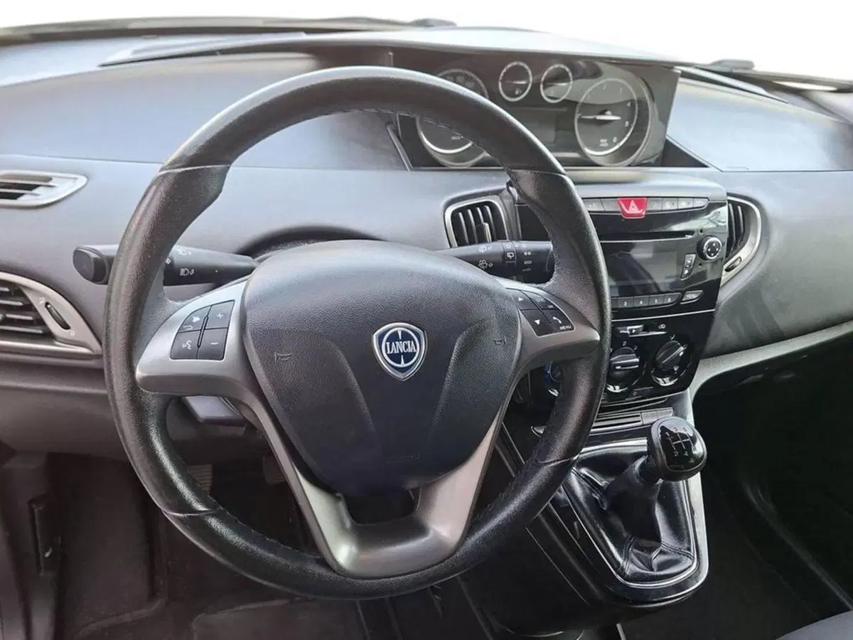 Lancia Ypsilon usata a Torino (12)