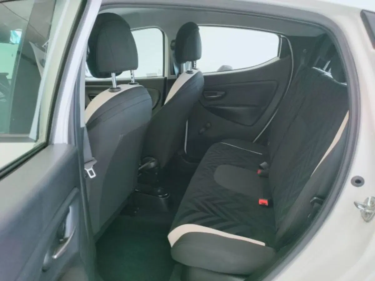 Lancia Ypsilon usata a Teramo (11)