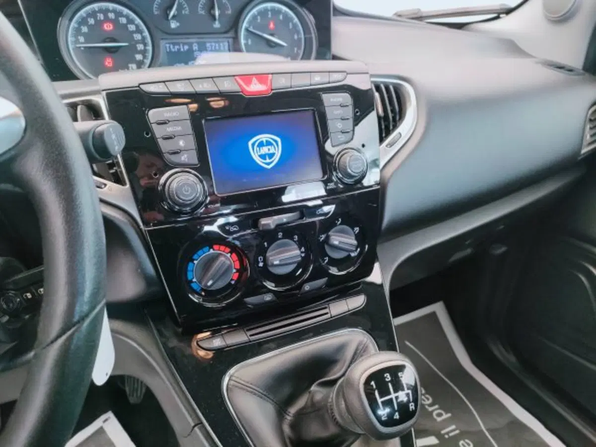 Lancia Ypsilon usata a Teramo (12)