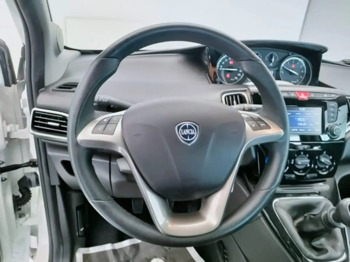 Lancia Ypsilon usata a Teramo (13)
