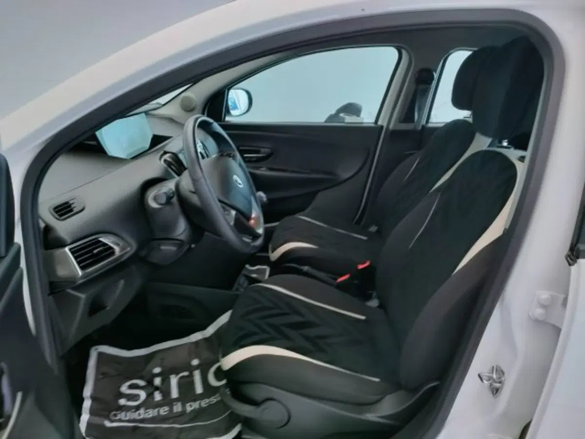 Lancia Ypsilon usata a Teramo (15)