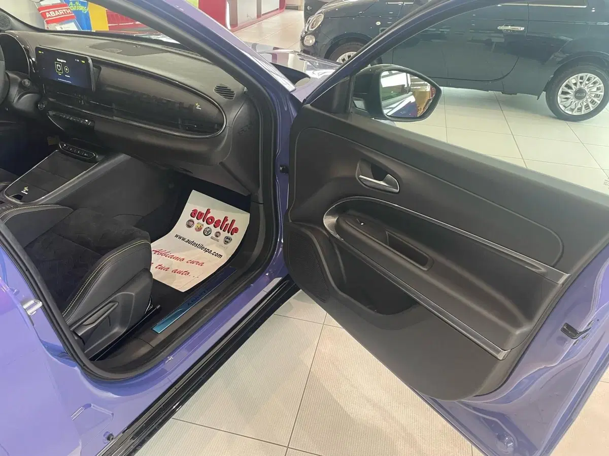 Abarth 600e nuova a Reggio Emilia (11)
