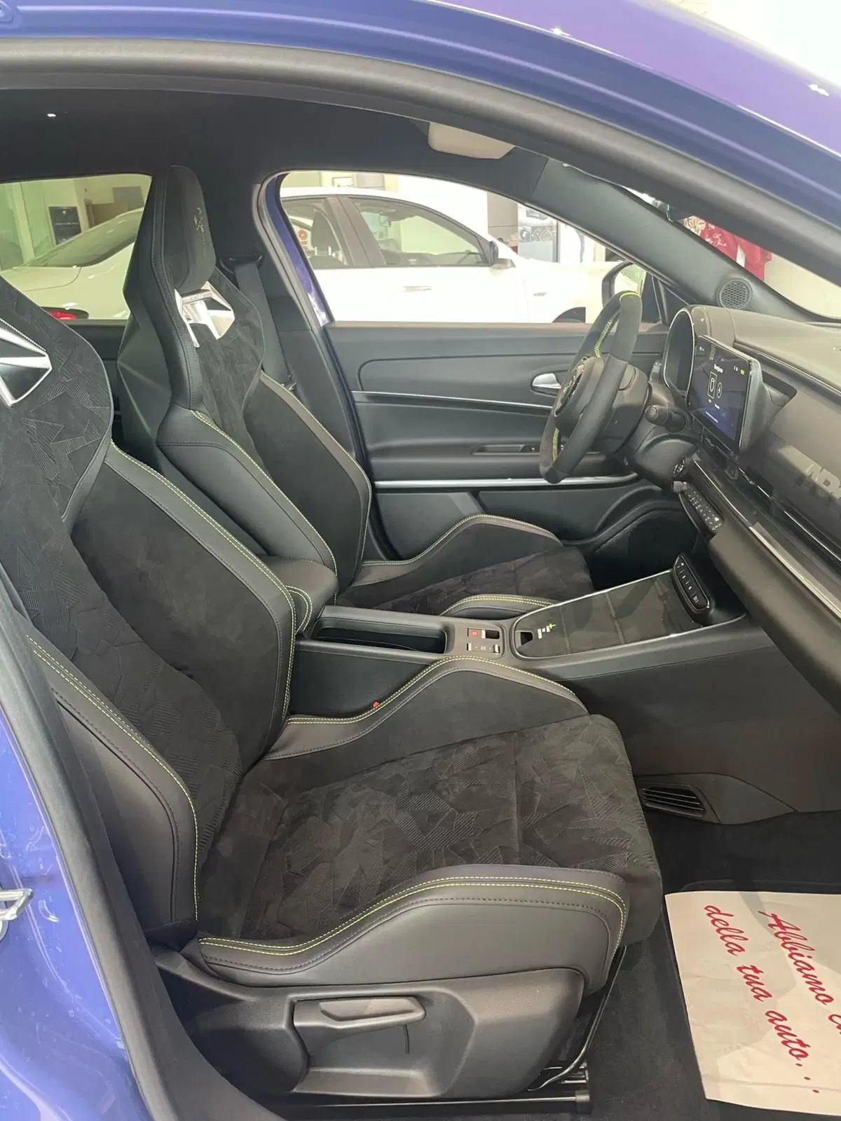 Abarth 600e nuova a Reggio Emilia (12)