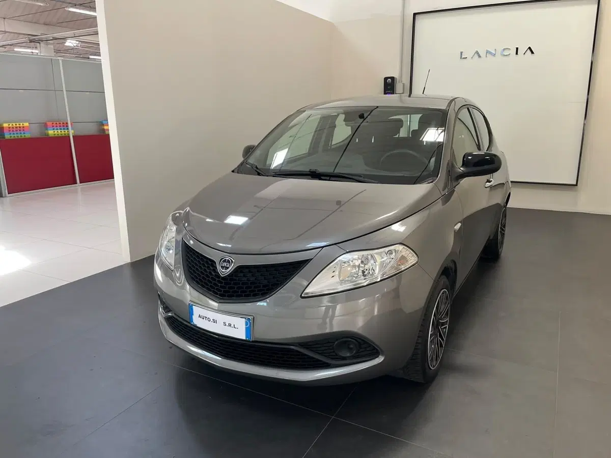 Lancia Ypsilon usata a Lucca