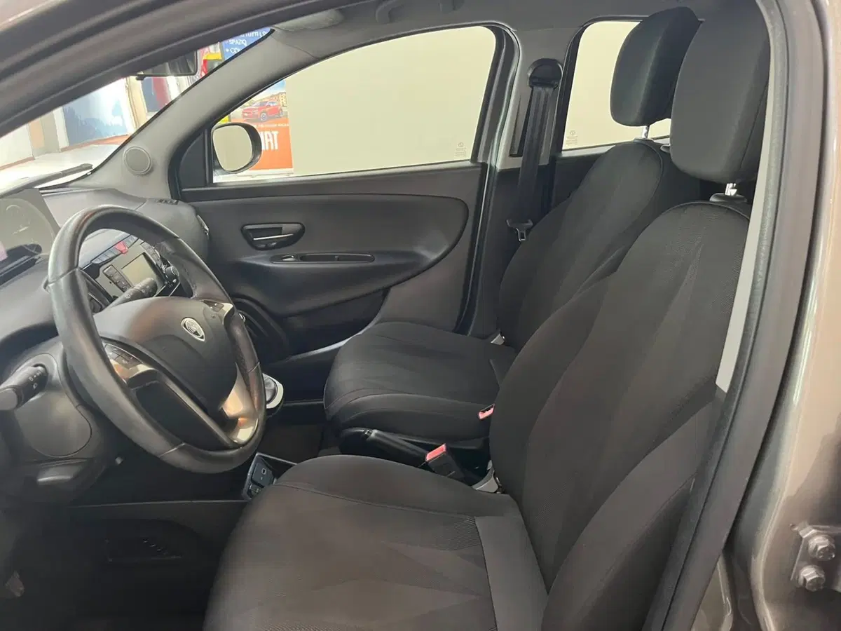 Lancia Ypsilon usata a Lucca (10)