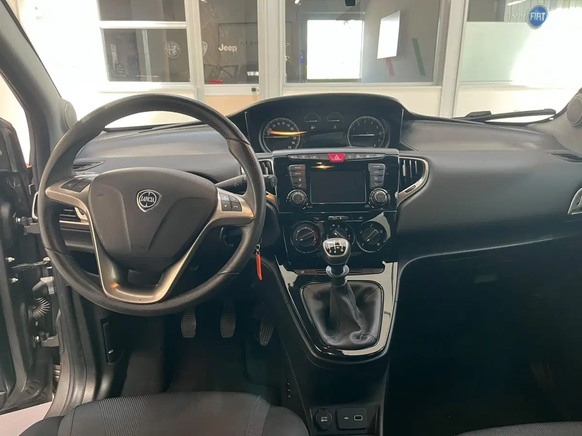 Lancia Ypsilon usata a Lucca (11)