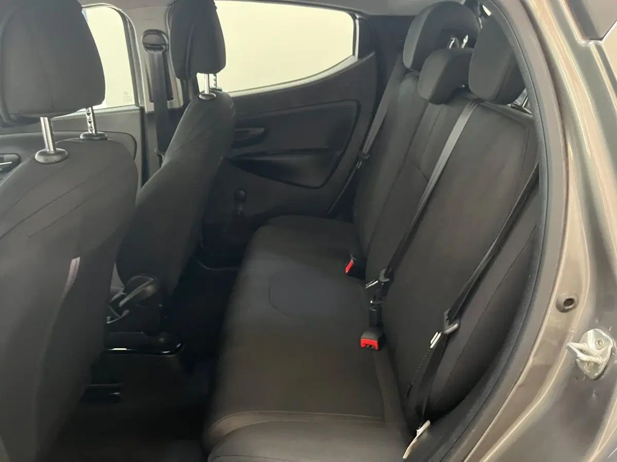 Lancia Ypsilon usata a Lucca (12)