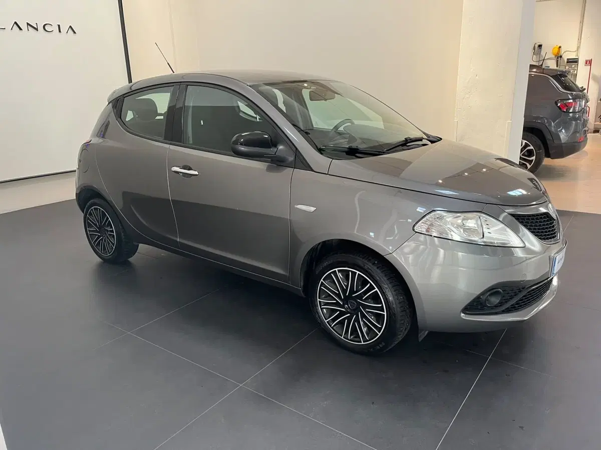 Lancia Ypsilon usata a Lucca (4)
