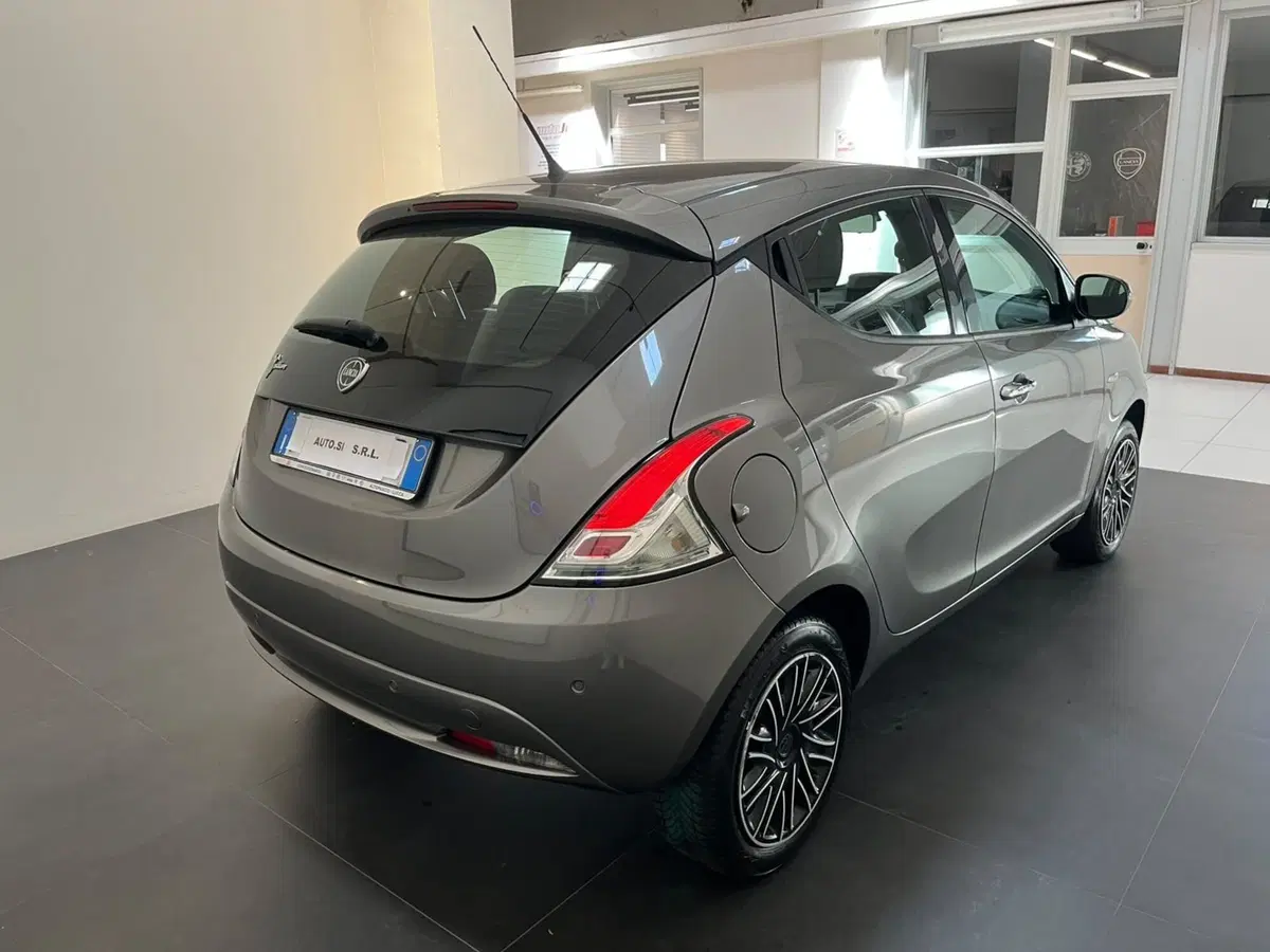 Lancia Ypsilon usata a Lucca (5)