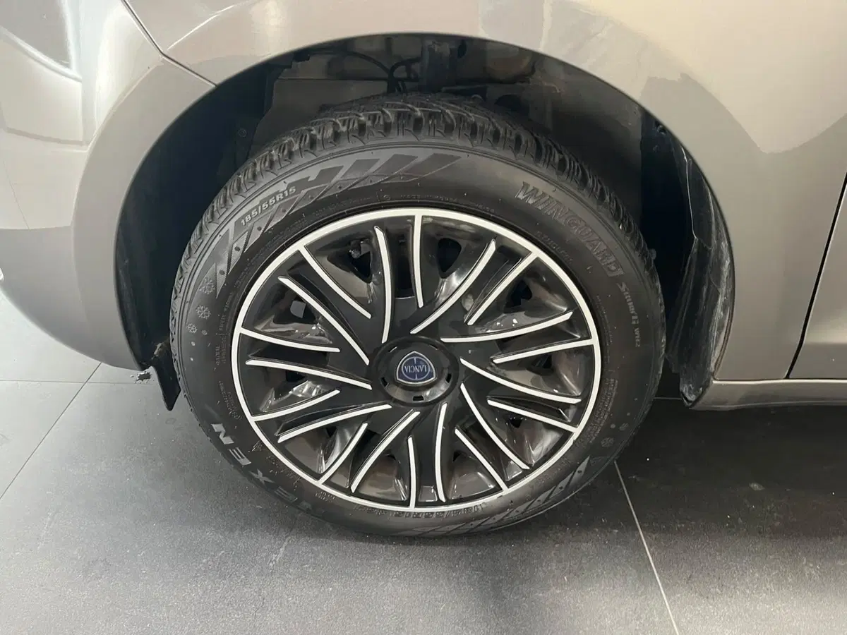 Lancia Ypsilon usata a Lucca (8)