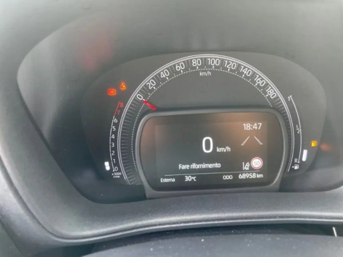 Toyota Aygo X usata a Vercelli (9)