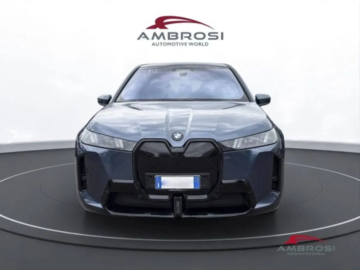 BMW iX usata a Perugia (7)