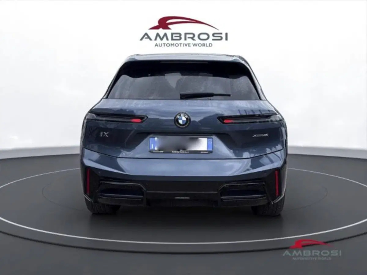 BMW iX usata a Perugia (8)