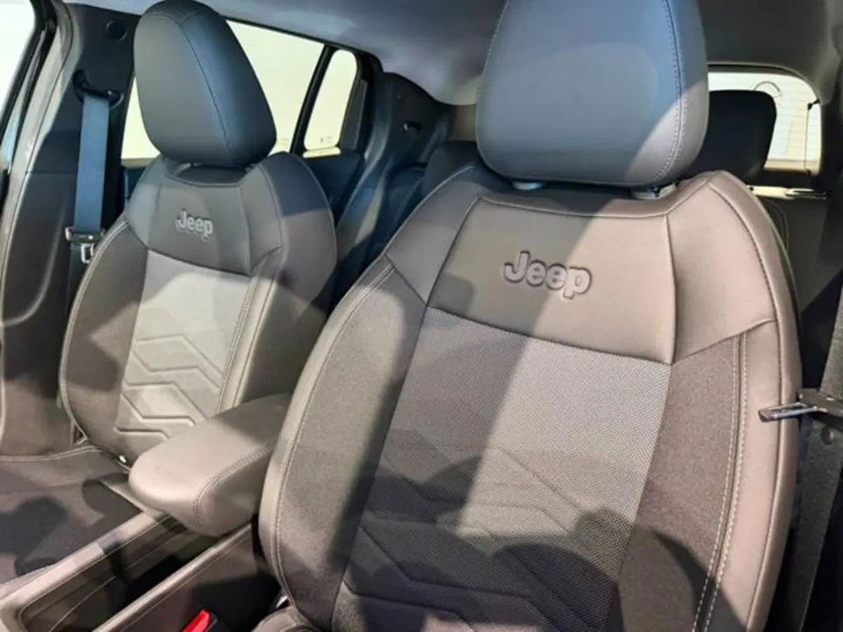 Jeep Avenger nuova a Salerno (11)