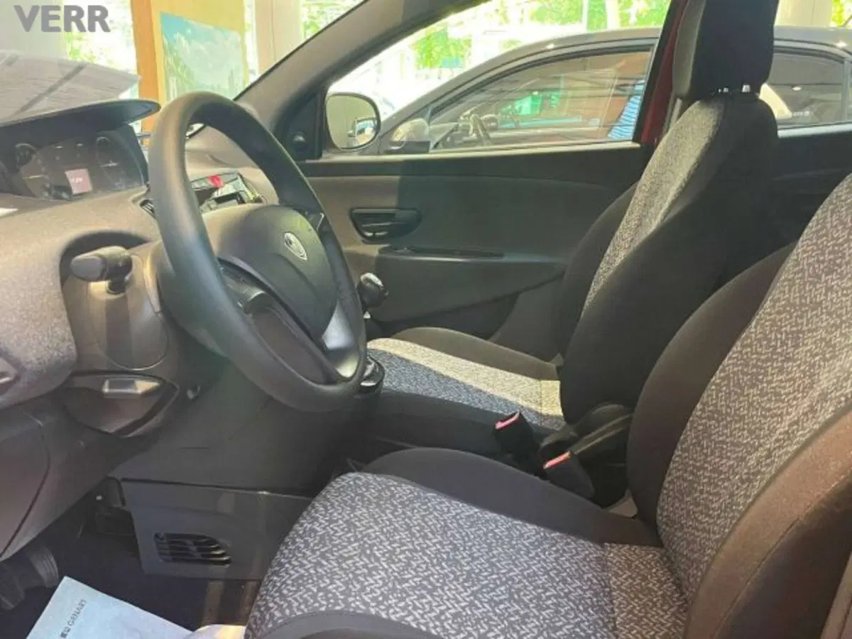 Lancia Ypsilon usata a Milano (12)