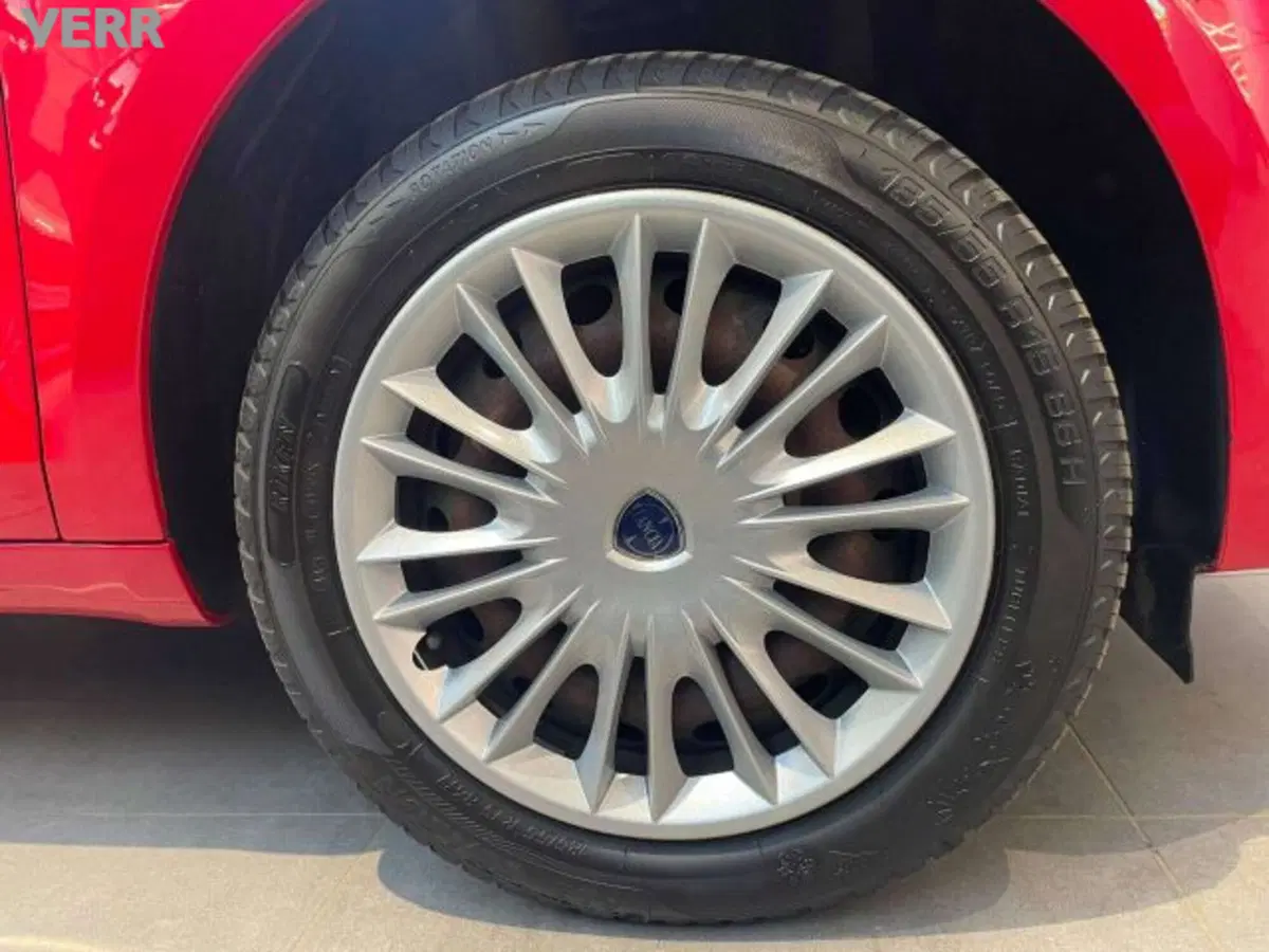 Lancia Ypsilon usata a Milano (13)
