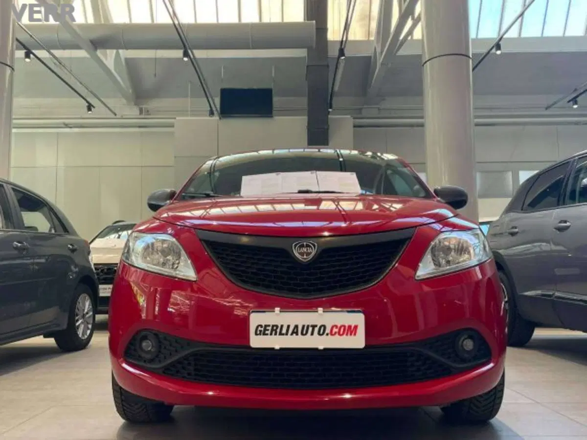 Lancia Ypsilon usata a Milano (4)