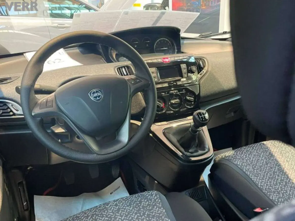 Lancia Ypsilon usata a Milano (8)