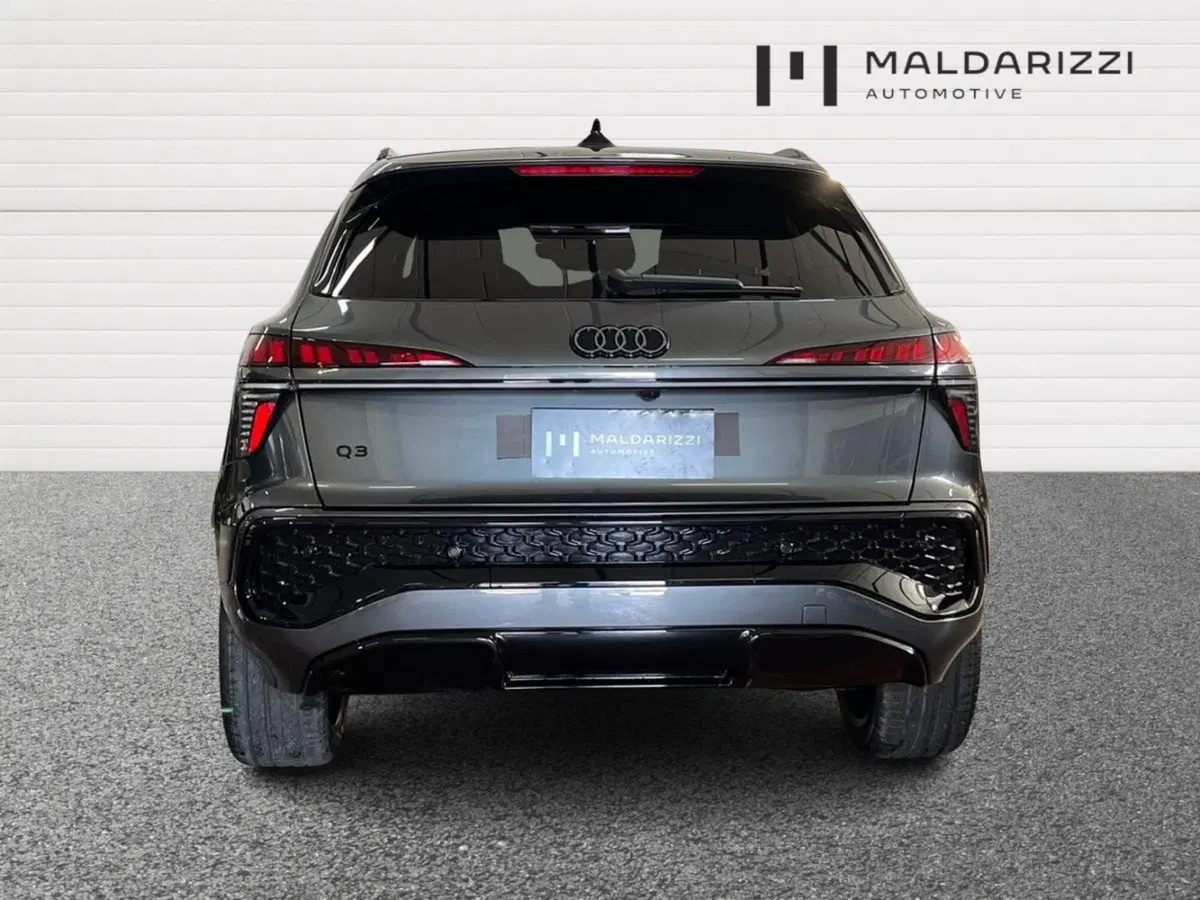 Audi Q3 Sportback nuova a Bari (3)