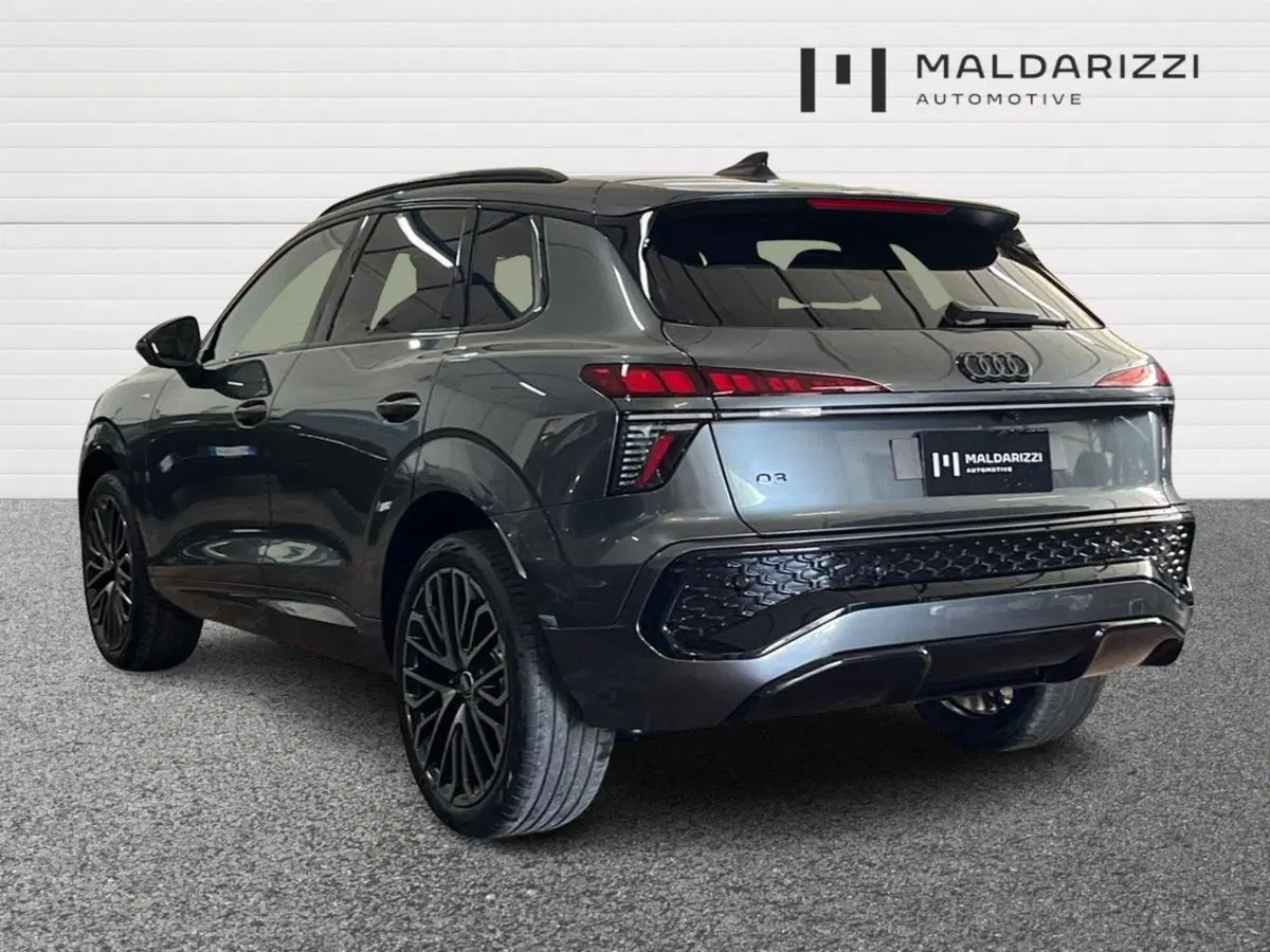 Audi Q3 Sportback nuova a Bari (4)