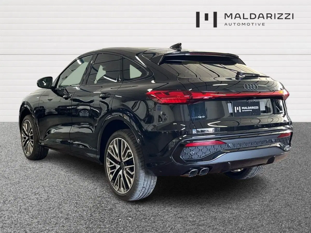 Audi Q5 Sportback nuova a Bari (4)