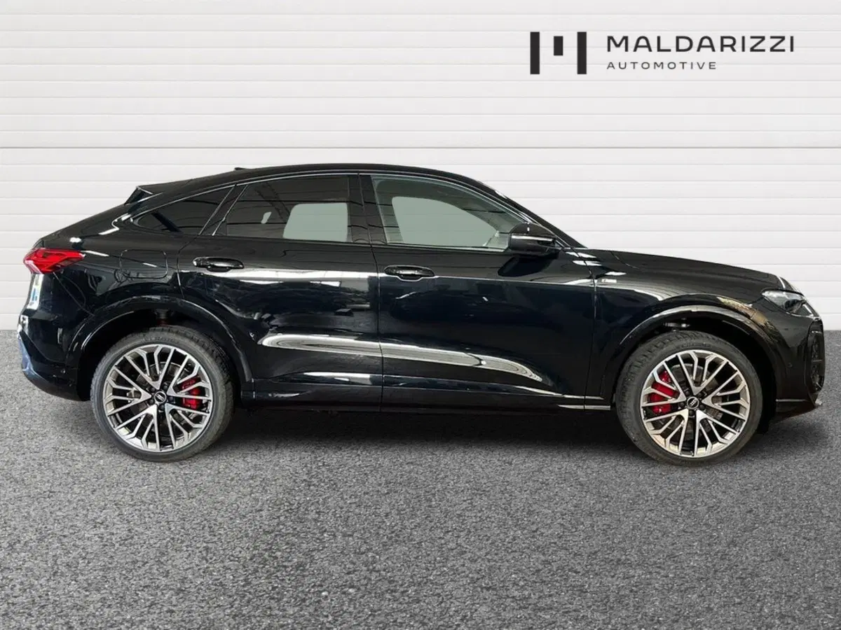 Audi Q5 Sportback nuova a Bari (5)