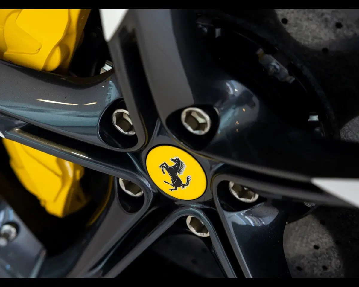Ferrari SF90 Spider usata a Verona (12)