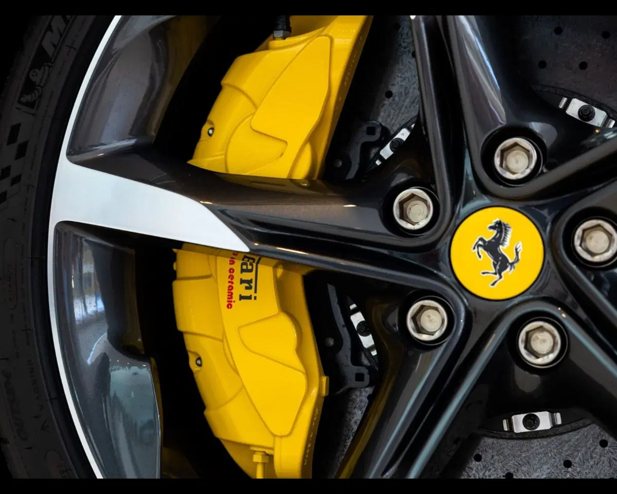Ferrari SF90 Spider usata a Verona (13)