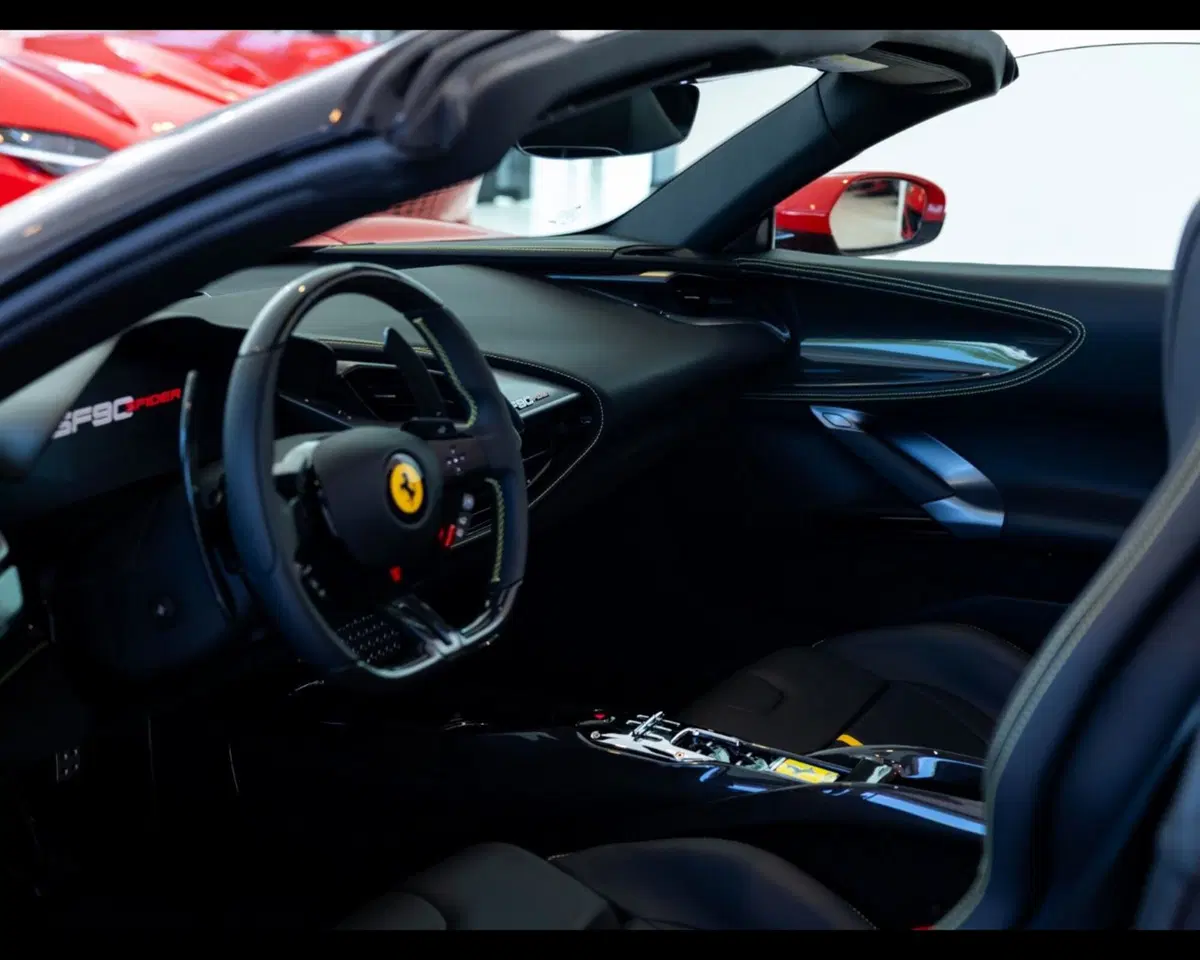 Ferrari SF90 Spider usata a Verona (5)