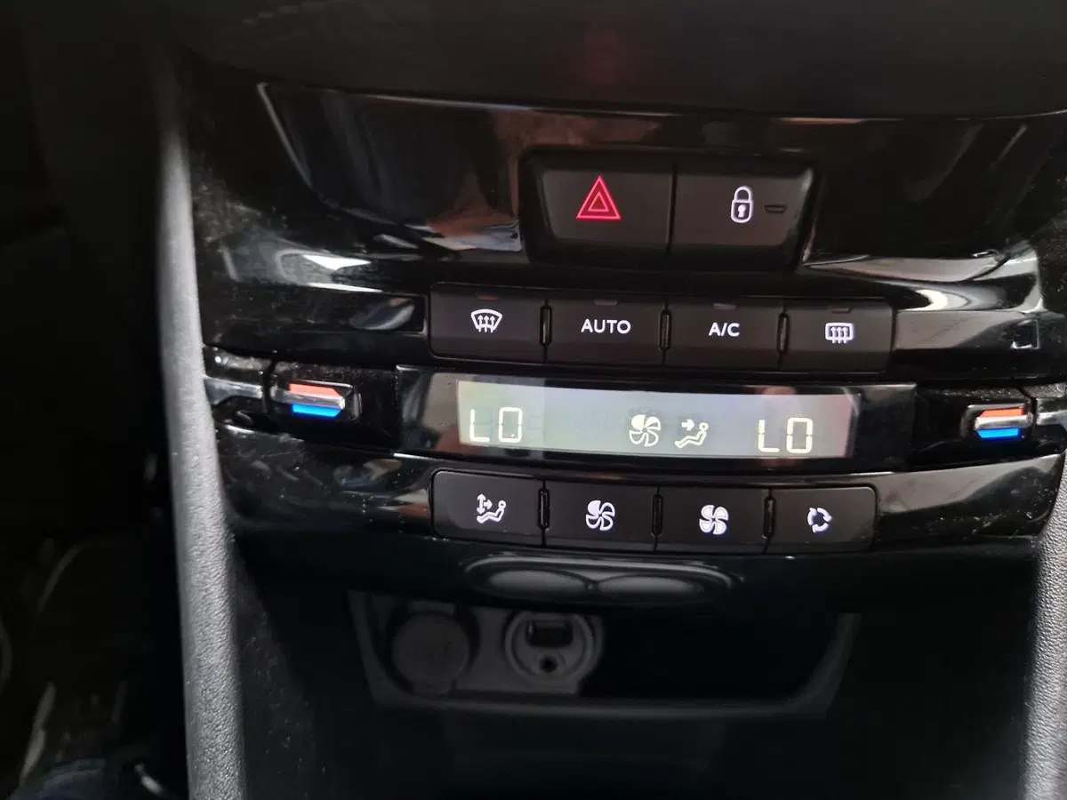 Peugeot 208 usata a Varese (12)