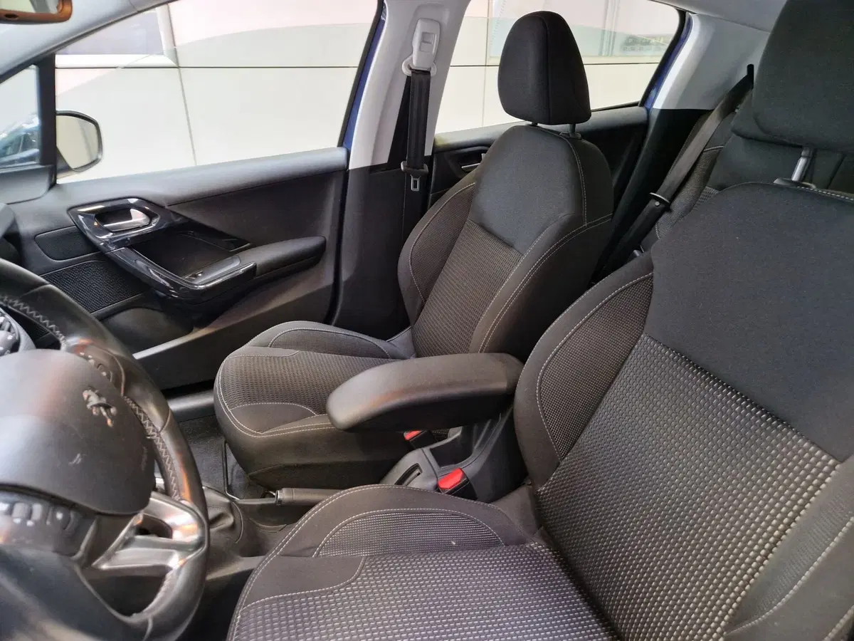 Peugeot 208 usata a Varese (9)