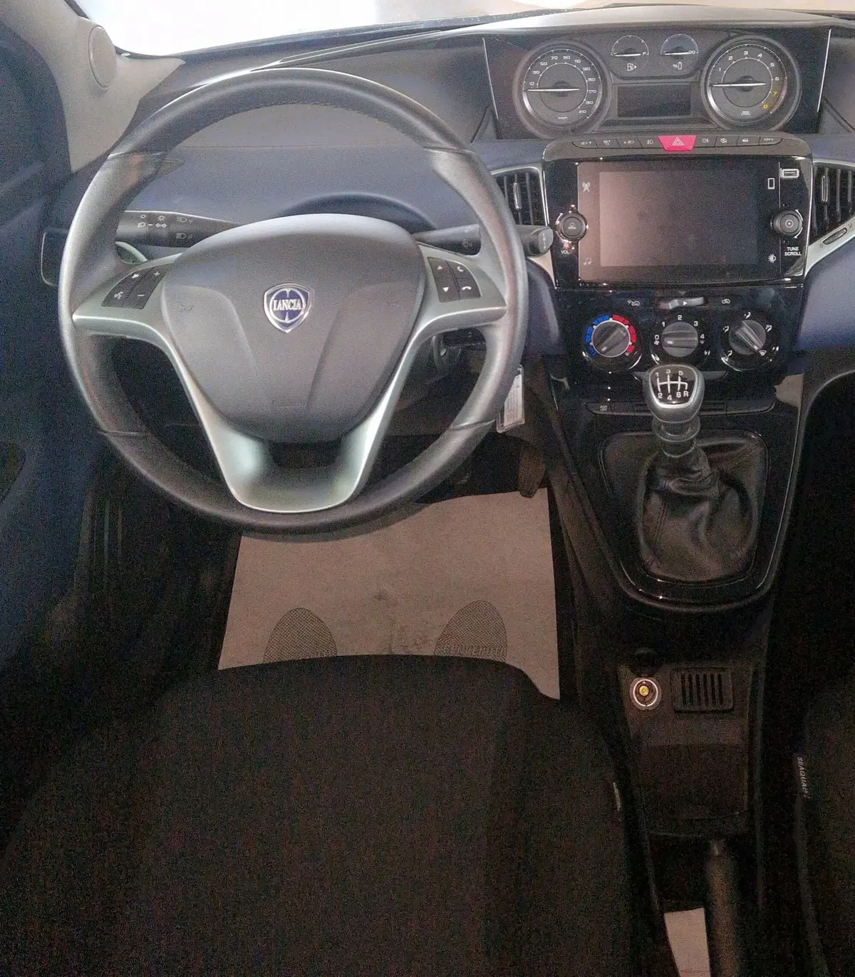 Lancia Ypsilon usata a Terni (11)