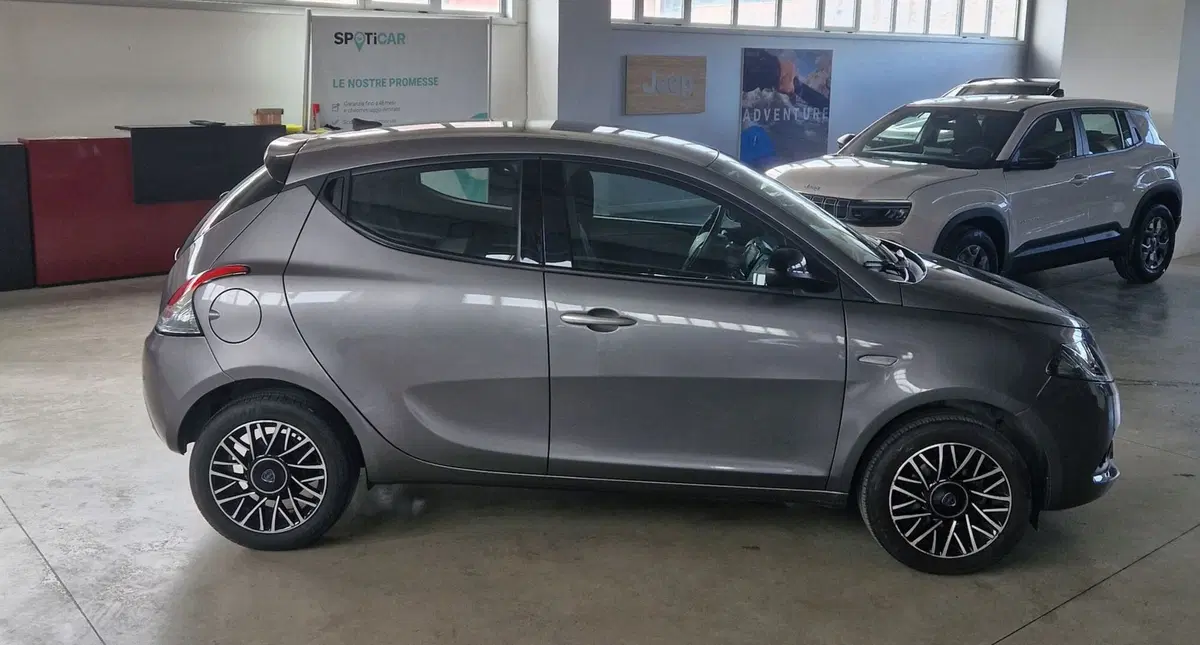 Lancia Ypsilon usata a Terni (6)