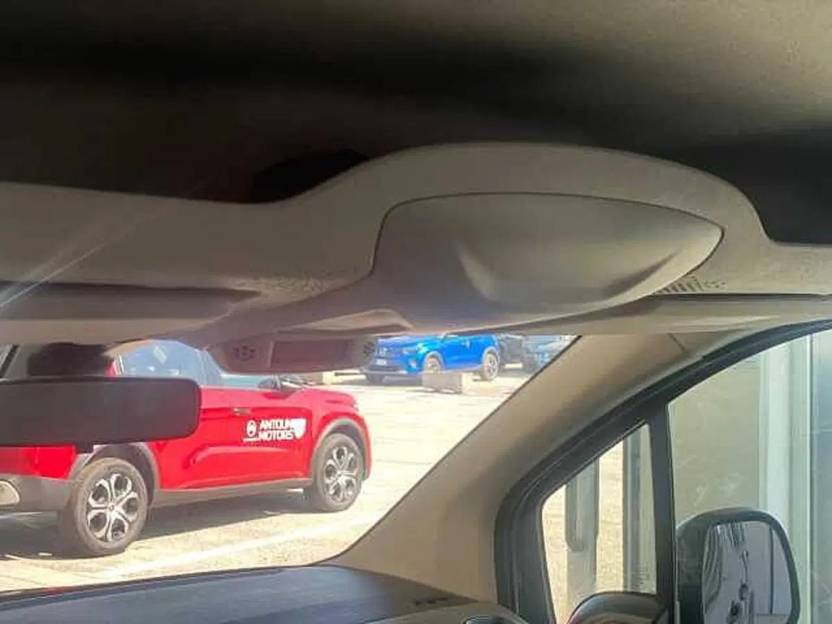 Peugeot Rifter usata a Venezia (12)