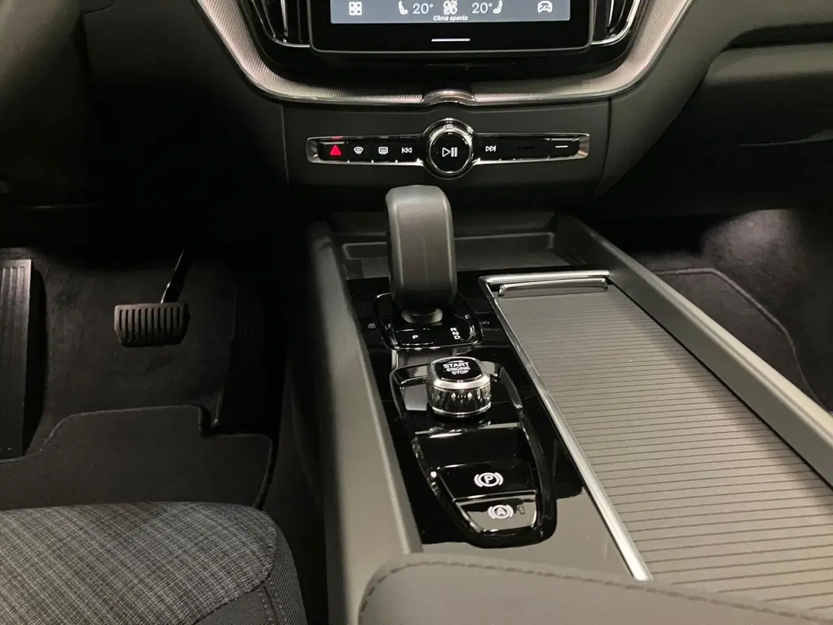 Volvo XC60 nuova a Como (7)