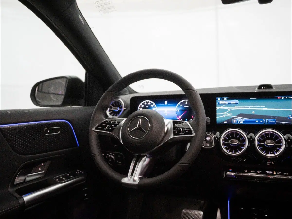 Mercedes-Benz GLA SUV nuova a Macerata (16)