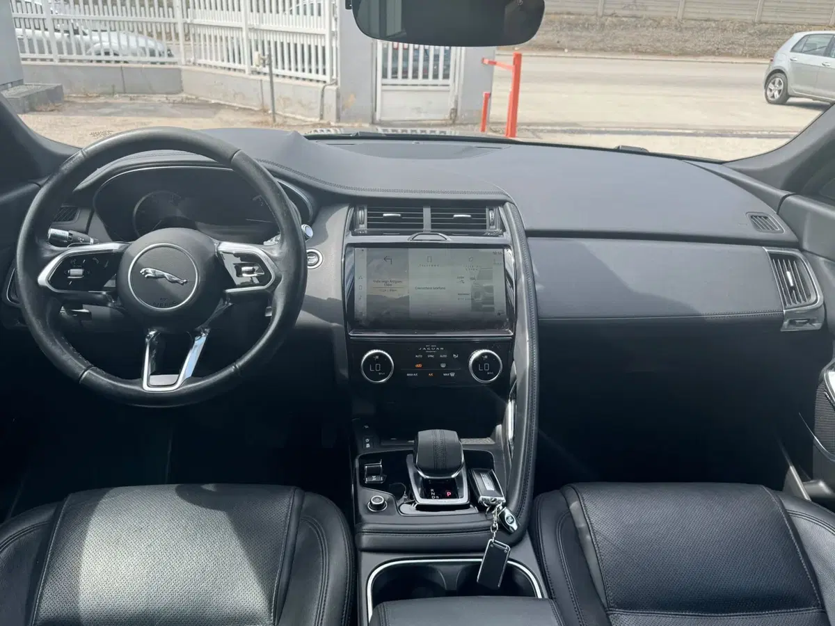 Jaguar E-Pace usata a Avellino (13)