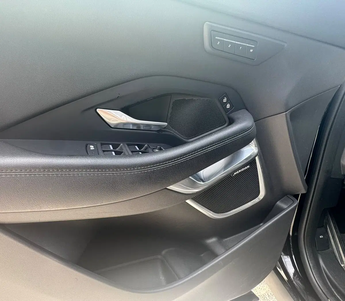 Jaguar E-Pace usata a Avellino (4)