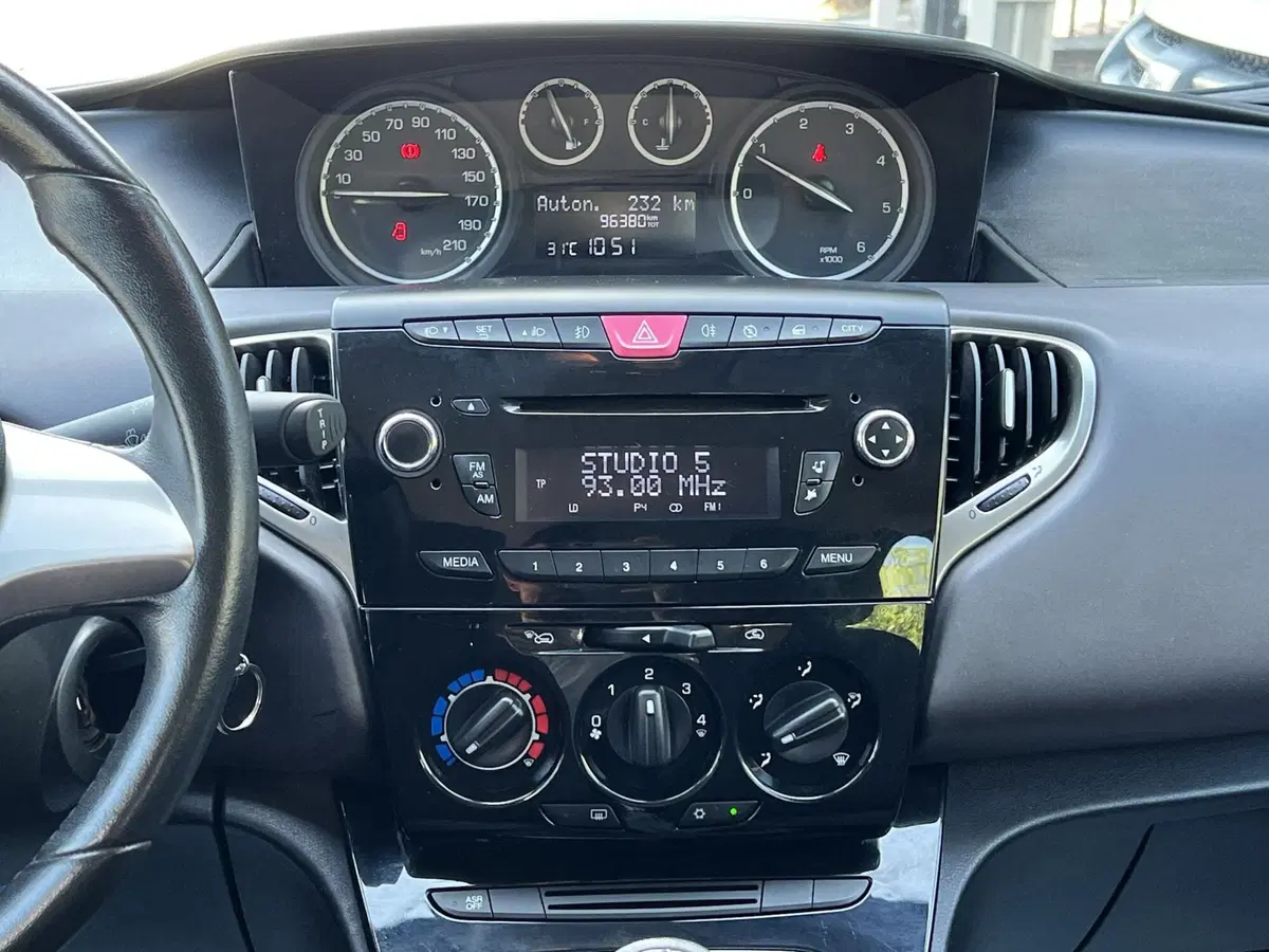 Lancia Ypsilon usata a Chieti (13)