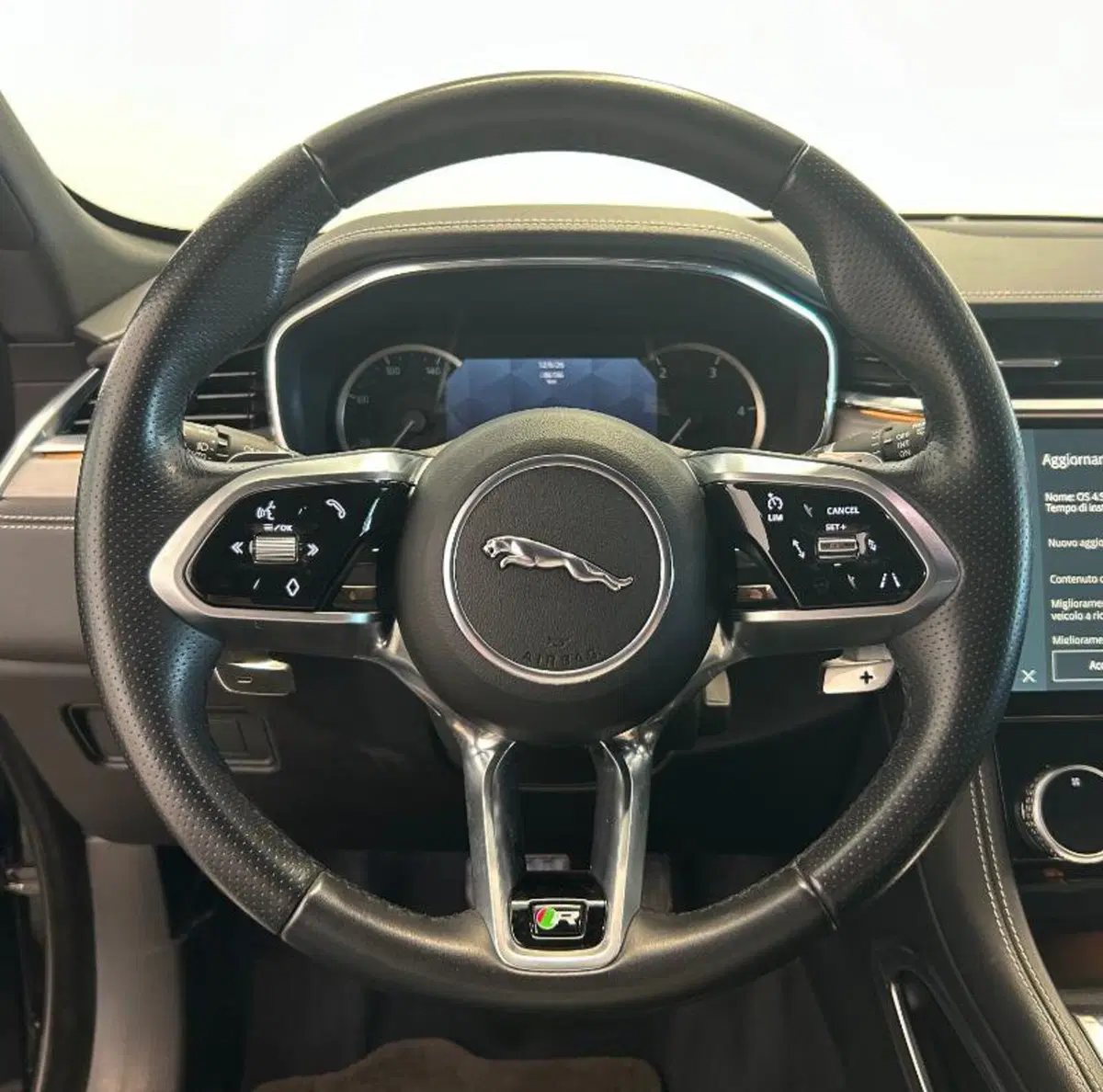 Jaguar F-Pace usata a Venezia (16)