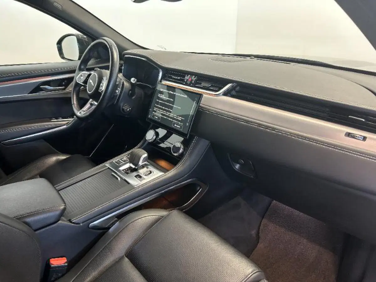 Jaguar F-Pace usata a Venezia (9)