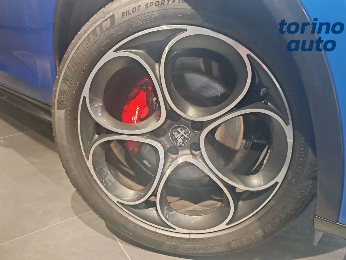 Alfa Romeo Stelvio usata a Torino (7)